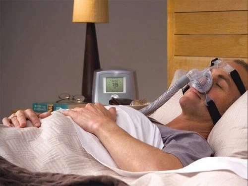  Dùng máy thở áp lực dương liên tục (CPAP)