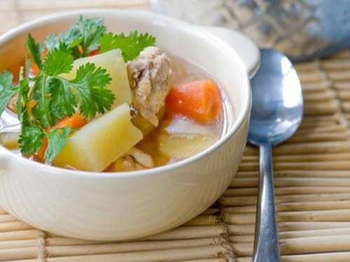 Ăn canh hoặc uống nước xương hầm để bổ sung collagen