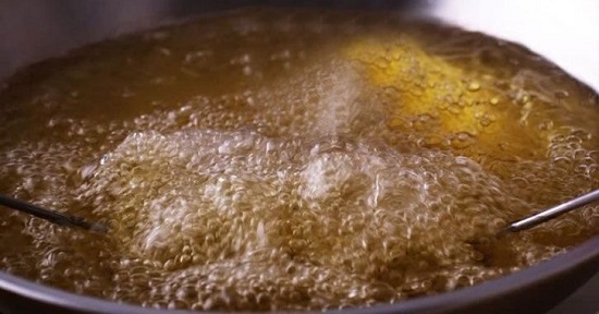 Dầu ăn khi sôi sẽ sản sinh ra nhiều chất độc hại